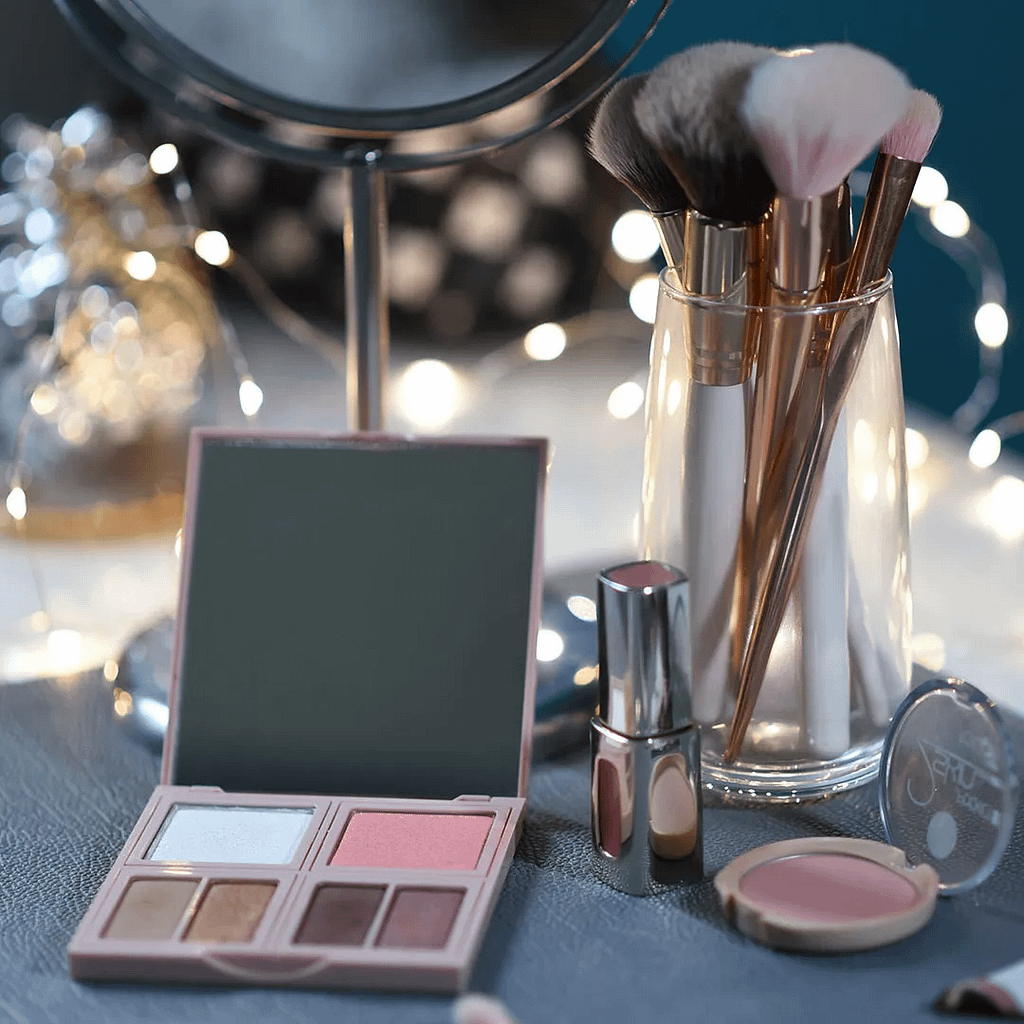 Essential Makeup Tools Every Traveler Should Carry in Their Makeup Bag Mirror